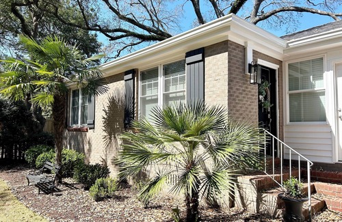 Georgetown House | Charming 1-bedroom bungalow in beautiful DOWNTOWN Georgetown with WiFi, AC