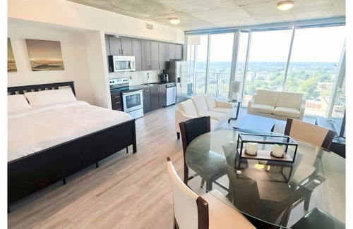 Downtown Condo | Charming 1-bedroom condo located on the 19th floor in delightful Raleigh.