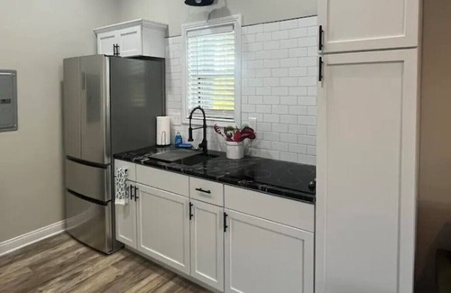 Somerset House | Charming 1-bedroom fish shack in Somerset with WiFi and AC