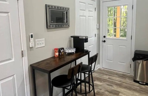 Somerset House | Charming 1-bedroom fish shack in Somerset with WiFi and AC