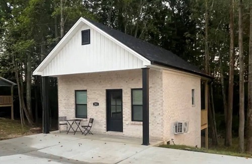 Somerset House | Charming 1-bedroom fish shack in Somerset with WiFi and AC