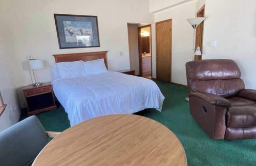 Huron Hotel | Charming 1 bedroom Suit #127 with AC and Wifi