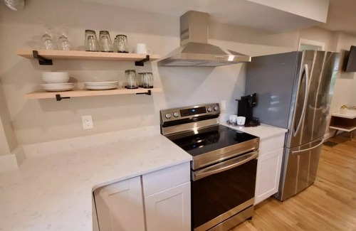 Woburn House | Charming 1 BR private entrance apt commuters dream