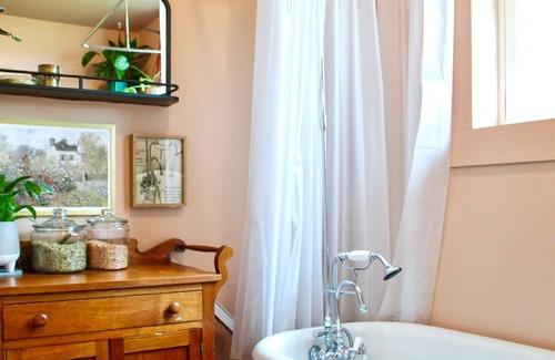 Winterset Other | Charming 1855 Stone Farmhouse Retreat – Cozy Stays & Picturesque Views Await