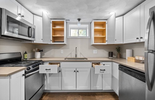 Reading Apartment | Charming 1BR apt -close to public transit -has parking -30min drive to BOS/Salem