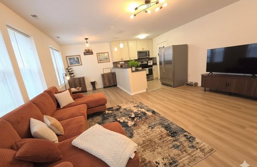 Albany Park Apartment | Charming 1BR, Chicago Northside in fabulous Chicago with AC.