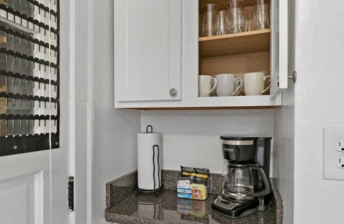 Chicago Apartment | Charming 1BR Unit Close to Vibrant Shops & Dining