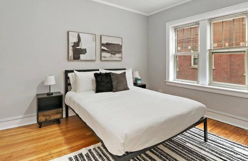 Chicago Apartment | Charming 1BR Unit Close to Vibrant Shops & Dining