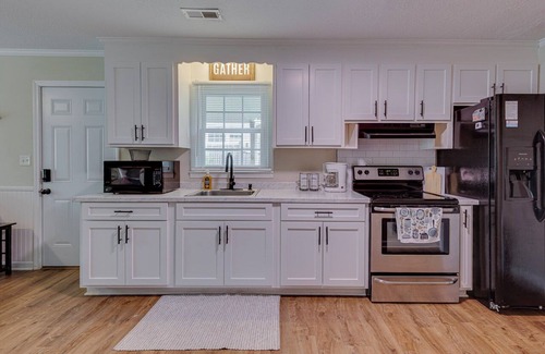 Easley House | Charming 2-Bd 1-Ba home in Easley near GVL & Clemson w/WiFi, Self check-in & AC