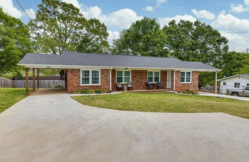Easley House | Charming 2-Bd 1-Ba home in Easley near GVL & Clemson w/WiFi, Self check-in & AC