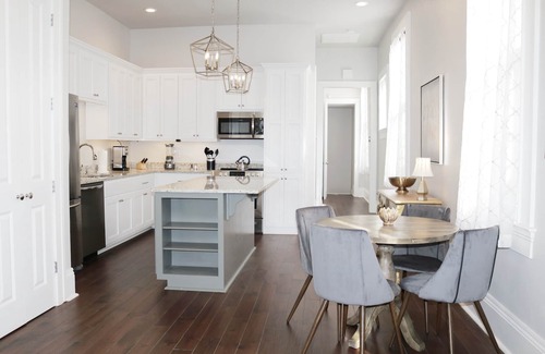 Lower Garden District Condo | Charming 2 BD w/Balcony, 1 Block off St. Charles