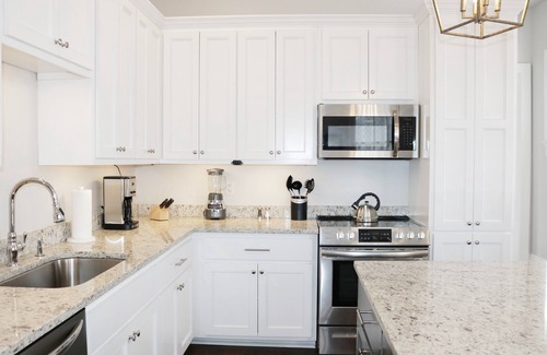 Lower Garden District Condo | Charming 2 BD w/Balcony, 1 Block off St. Charles