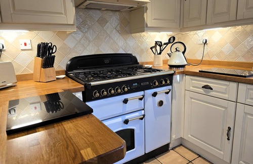 Shepley Cottage | Charming 2 Bed Cottage, Enclosed Garden & Courtyard Nr Holmfirth, Holme Valley