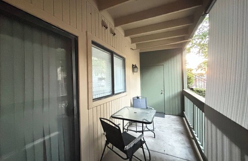 North Highlands Condo | Charming 2-bedroom condo with AC and WiFi in lovely North Highlands