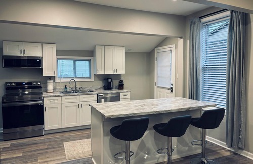 Bowling Green Apartment | Charming 2-bedroom apartment with WiFi, AC in fantastic Downtown Bowling Green