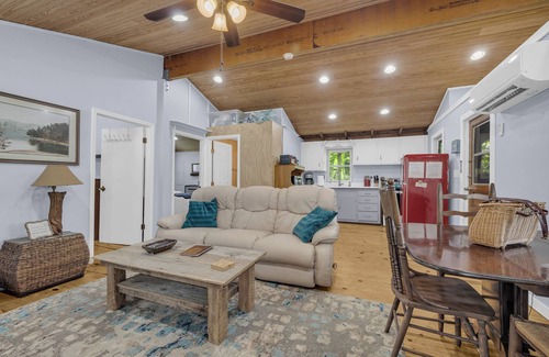 Mountain Rest Cabin | Charming 2-bedroom cabin in beautiful Mountain Rest on Lake Becky