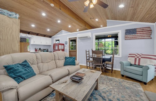 Mountain Rest Cabin | Charming 2-bedroom cabin in beautiful Mountain Rest on Lake Becky