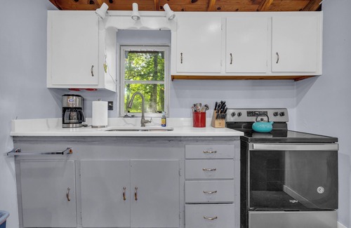 Mountain Rest Cabin | Charming 2-bedroom cabin in beautiful Mountain Rest on Lake Becky