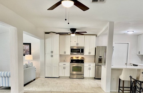 Sarasota House | Charming 2 bedroom 2 bathroom home with pool in Sarasota with central location.