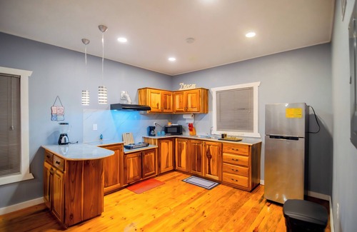 Half Moon Bay Apartment | Charming 2-bedroom, 3 beds apartment, AC, WiFi ,free parking in lovely West End