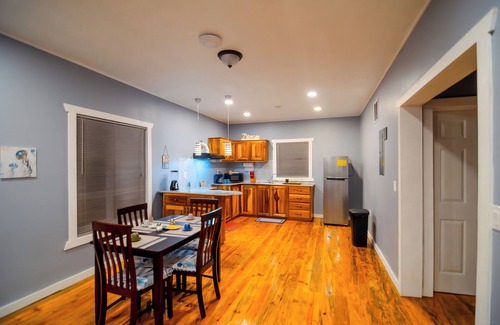 Half Moon Bay Apartment | Charming 2-bedroom, 3 beds apartment, AC, WiFi ,free parking in lovely West End