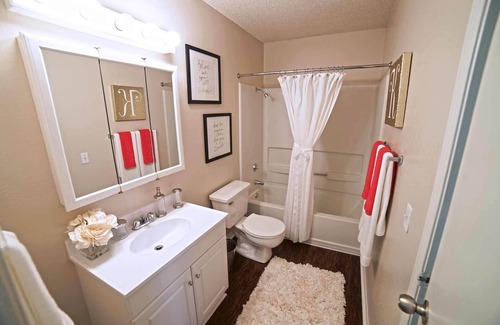 Lawrence Apartment | Charming 2-bedroom apartment with AC, fitness room in enjoyable Lawrence