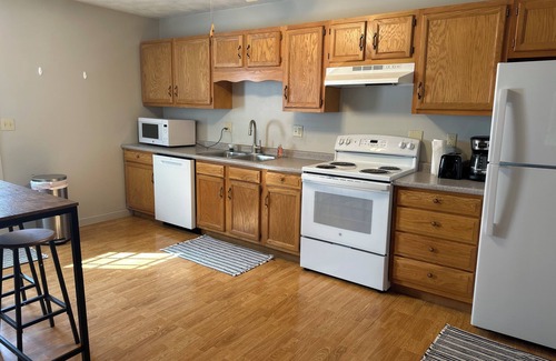 Wabash Apartment | Charming 2-bedroom apartment with AC, fitness room/office in peaceful Wabash
