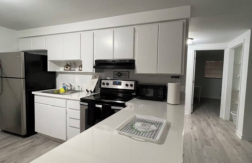 University Apartment | Charming 2-bedroom apartment with WiFi and AC in sunny Tampa