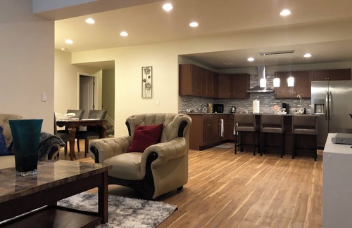 Aurora House | Charming 2-bedroom basement Apartment with AC and WiFi in terrific Aurora