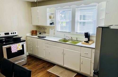 Cave City House | Charming 2-bedroom bungalow with WiFi, AC in serene Cave City.