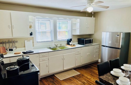 Cave City House | Charming 2-bedroom bungalow with WiFi, AC in serene Cave City.