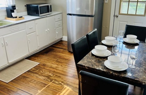 Cave City House | Charming 2-bedroom bungalow with WiFi, AC in serene Cave City.