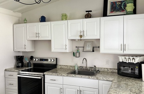 Groveland House | Charming 2-bedroom bungalow on a Private Lake. Great fishing & close to Disney!