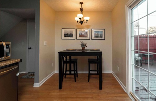 Worthington Condo | Charming 2-bedroom condo with WiFi and Attached garage in delightful Columbus