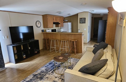 Pulaski Cottage | Charming 2-bedroom cottage located on Claytor Lake with WiFi, AC