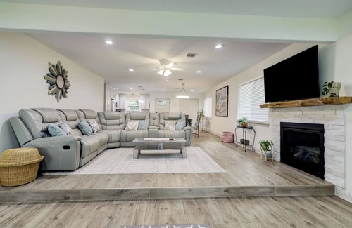 Kingwood Cottage | Charming 2-bedroom cottage with Water View in Humble - Pet Friendly!