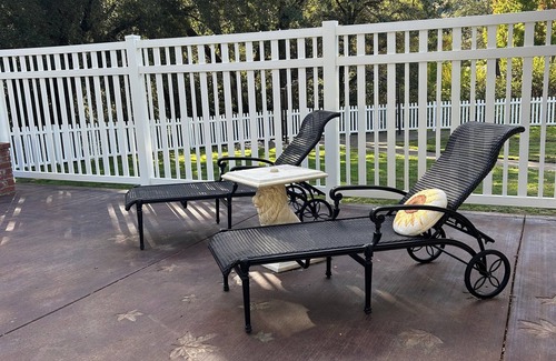 Salyer House | Charming 2-bedroom Cottage in serene Salyer; river access, beautiful views