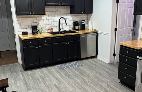 South Broadway House | Charming 2-bedroom house with WiFi, AC near downtown Cleveland, Pets Stay Free