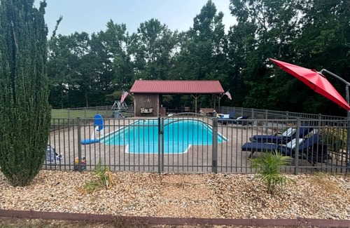 Cullman House | Charming 2-bedroom house with pool in Cullman