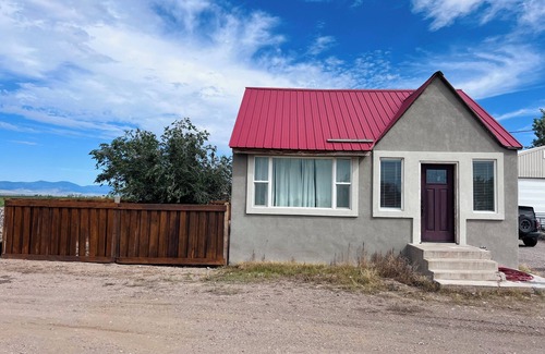 Center House | Charming 2-bedroom house in awesome Center with WiFi