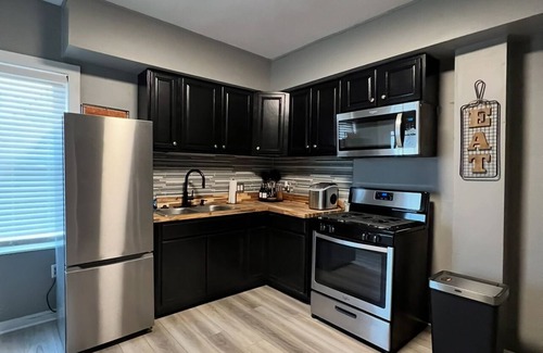 Near East Columbus House | Charming 2-Bedroom Modernized Historic Home in Columbus with AC, WiFi