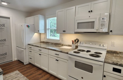 Pella House | Charming 2-bedroom NEW house with WiFi, AC Pella/Knoxville near Lake Red Rock