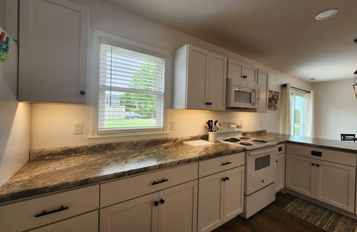 Pella House | Charming 2-bedroom NEW house with WiFi, AC Pella/Knoxville near Lake Red Rock