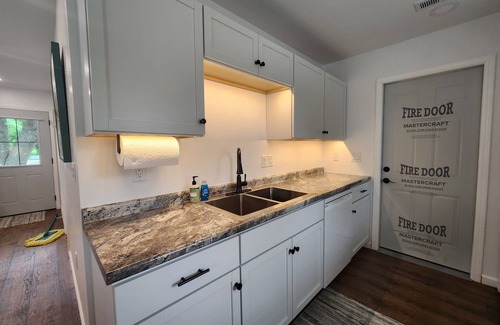 Pella House | Charming 2-bedroom NEW house with WiFi, AC Pella/Knoxville near Lake Red Rock