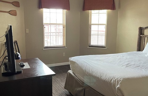 De Soto Resort | Charming 2-bedroom resort with AC, fitness room in pleasant De Soto