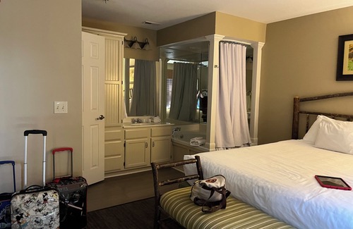 De Soto Resort | Charming 2-bedroom resort with AC, fitness room in pleasant De Soto