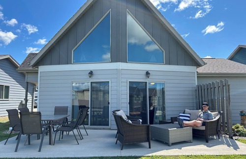 Spirit Lake Cabin | Charming 2-bedroom w/loft cabin with AC, WiFi in serene Arnolds Park/Bridges Bay