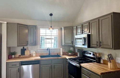 Old Town Cottage | Charming 2-bedroom cottage in fabulous Bay St. Louis with AC