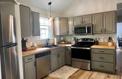 Old Town Cottage | Charming 2-bedroom cottage in fabulous Bay St. Louis with AC