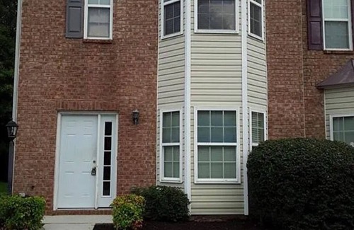 Riverdale House | Charming 2-bedroom townhome in College Park with AC, WiFi